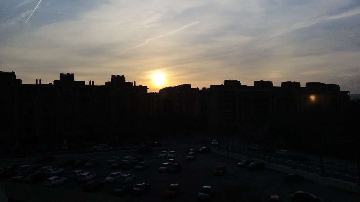 juancvillena's tweet photo. Atardecer 14 desde la 308. Los de la 307, Juan y Lola, os mandan saludos. Están mejor. Me animan ellos a mí osea que con eso está todo dicho. Es una sensación de impotencia no tener síntomas y dar positivo. Sentido común. O logramos frenar la curva del virus o se irá de las manos https://t.co/N19ABUx9mT