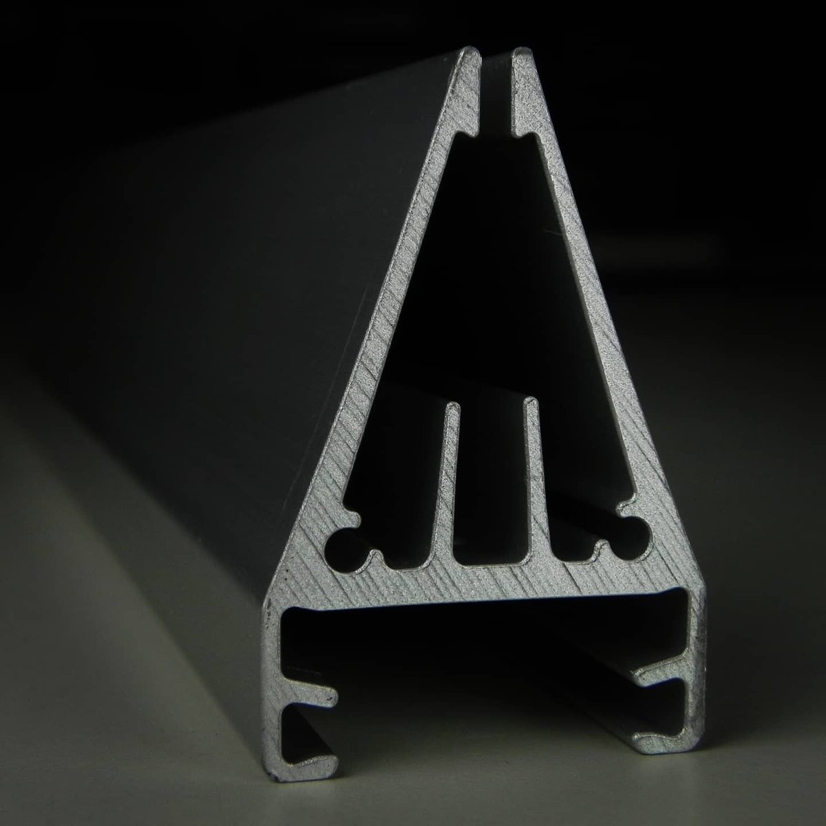 growraytech's tweet photo. Preserving LED performance, #efficiency and reliability begins with keeping the #diodes cool. ❄️❄️
..
#growrayled systems use a combo of a #graphite based thermal conductor and a #patentpending triangular heat sync to dissipate that heat! 😏
..
#betterscience #betterengineering https://t.co/jQ8vYSXaiY