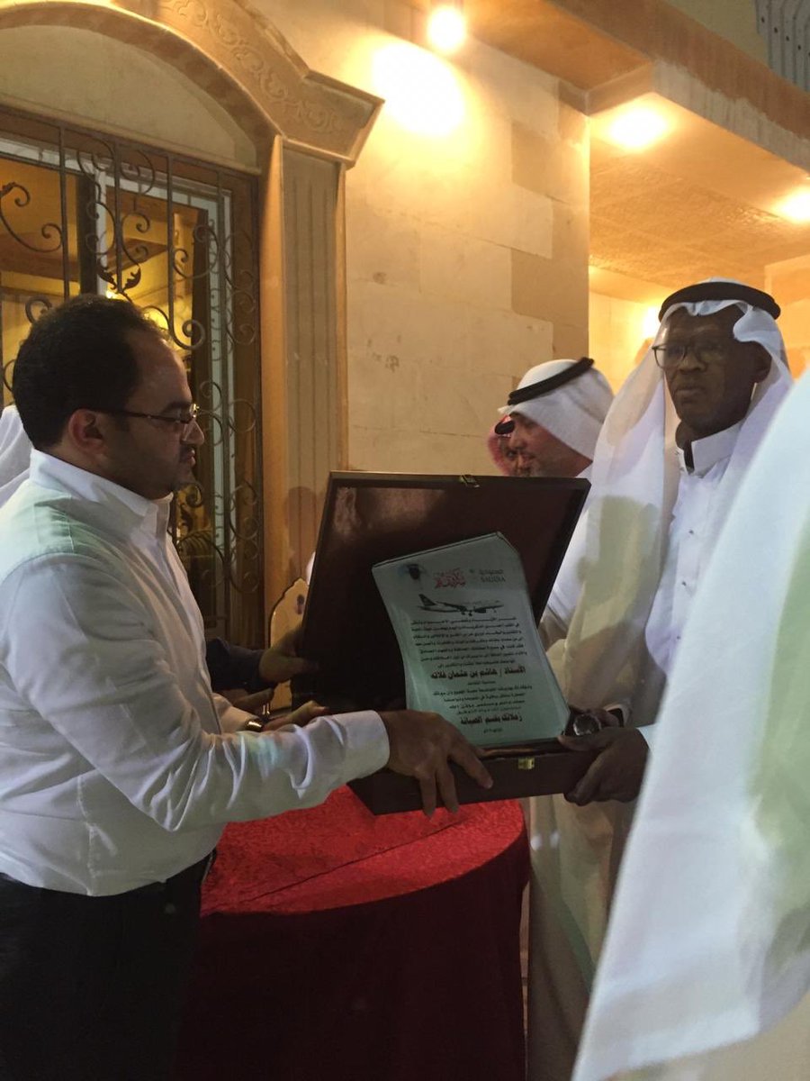 hash88888's tweet photo. الحمد لله الذي بنعمته تتم الصالحات أشكرالخطوط السعودية التي أبتعثتني ودربتني كمتدرب إلى فني ، مشرف، رئيس شعبة صيانة طائرات الإيرباص وعرفتني برجال معادنهم من ذهب
ا"ولئك أخواني وأبنائي وأهلي وأحبابي وأقراني وأصحابي فجئني بمثلهم إذا جمعتنا ياجرير المجامع"
🌹💪😍❤️👍🌹
#شكرا_من_القلب https://t.co/NVuCeOIPBU