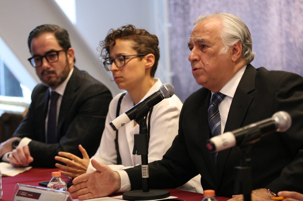 SECTUR_mx's tweet photo. 🔴En conferencia de prensa, el Secretario de Turismo de México, @TorrucoTurismo y el Gobernador de Yucatán, @mauvila anuncian que el #TianguisTurístico de Mérida, Yucatán se pospone y se realizará el próximo mes de septiembre. https://t.co/gyDV2Mhb3f