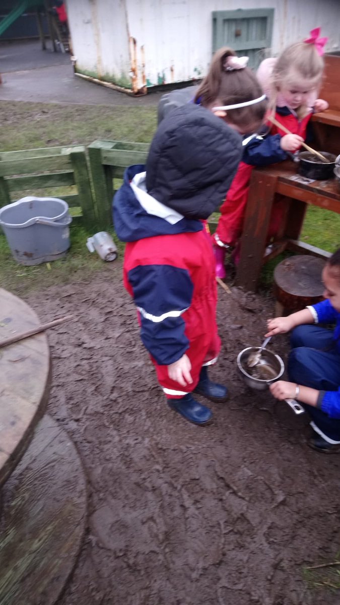 StSerfsRCPS's tweet photo. Our Nursery and P1 learners working together to make chocolate cake in the garden this morning #playfulpedagogy #earlyleveltogether https://t.co/z7oYRj55bL