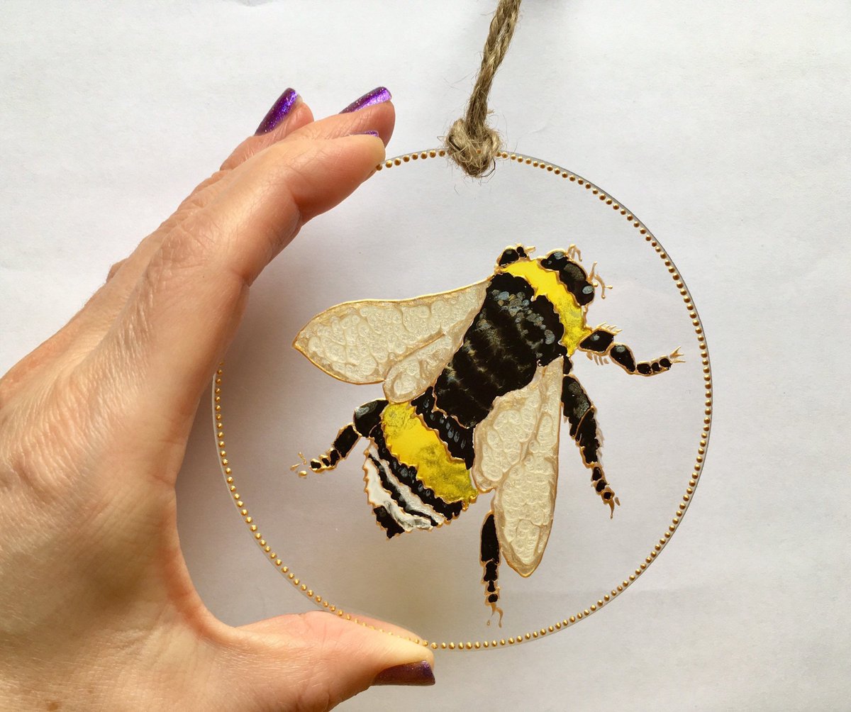 metimeglass's tweet photo. Excited to share my new bee with it’s unique honeycomb effect wings! Just landed landed in my #etsy shop https://t.co/i0ENiZJ2iq #bee #insectart #glasspainting #suncatcher #etsyuk #uniquegift https://t.co/kMHHZsXvNb