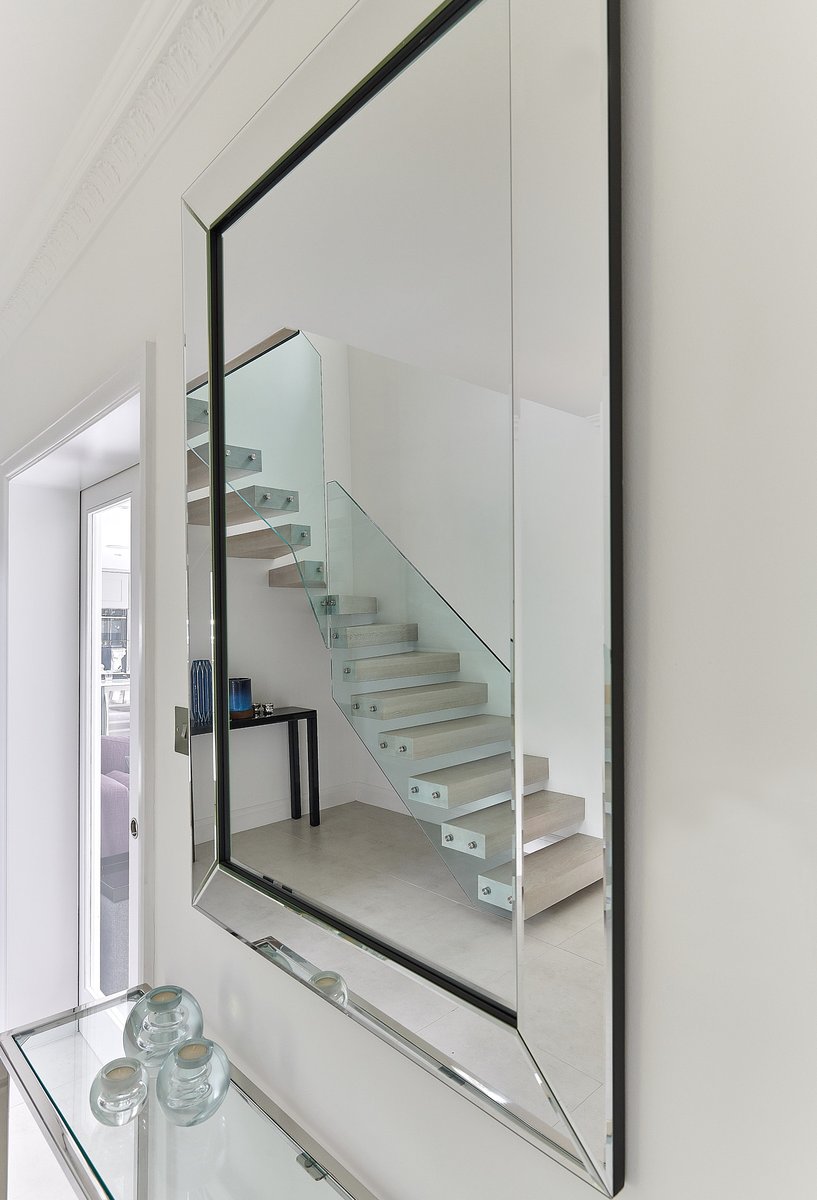 We're so excited to share our latest customer story with you, from Mrs Clark and her beautful floating glass staircase.

Follow the link to read the story in full, or just pour over the gorgeous images. bit.ly/2IJ10Wc