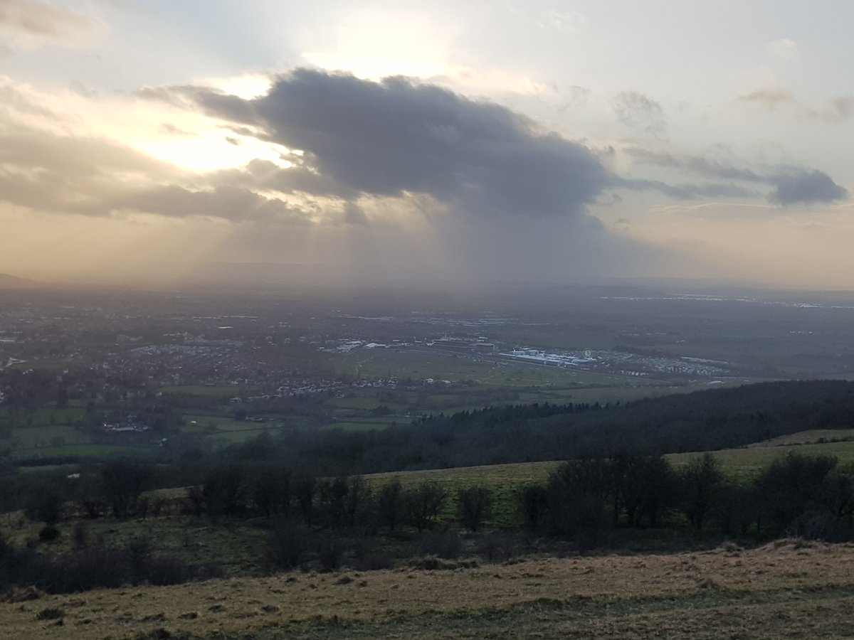 mrbeamsuk's tweet photo. Cheltenham Races.  Some punters have Ray's of sun and some black clouds today https://t.co/ZyKUGuFoBQ