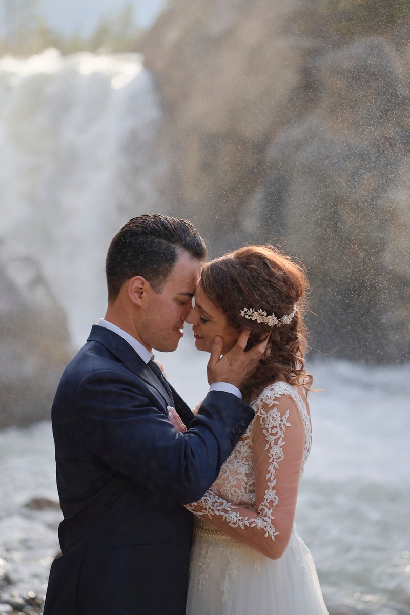 Is it getting hot in here, or is it just me? 🔥 🔥 🔥

Pro tip: The more you focus on your partner, the less you think about your photographers ;) and that's when the magic happens!