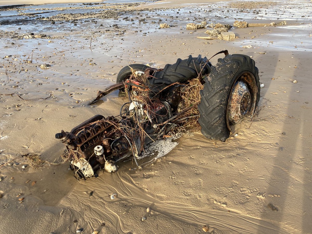SpiersBe's tweet photo. On connaissait le sous-marin allemand de #Wissant , voici le tracteur de #Tardinghen découvert au pied de la dune lors de la dernière tempête. #2Caps #Erosion #littoral https://t.co/ywvChHHrQz