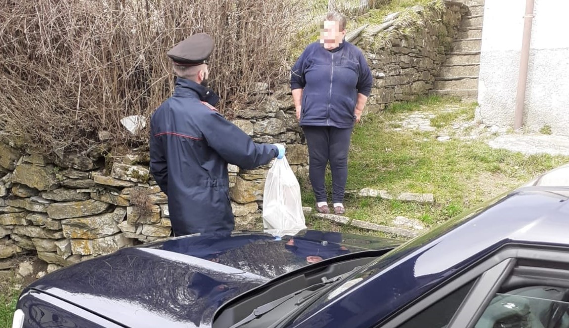 Da 10 giorni, un'anziana non trovava nessuno che l'accompagnasse a comprare medicinali e viveri. Oggi ha chiesto aiuto alla Stazione #Carabinieri di Bedonia (PR), che le ha consegnato spesa e medicine. 
#PossiamoAiutarvi, Possiamo Aiutarci 
#COVID19 #iorestoacasa #coronavirus