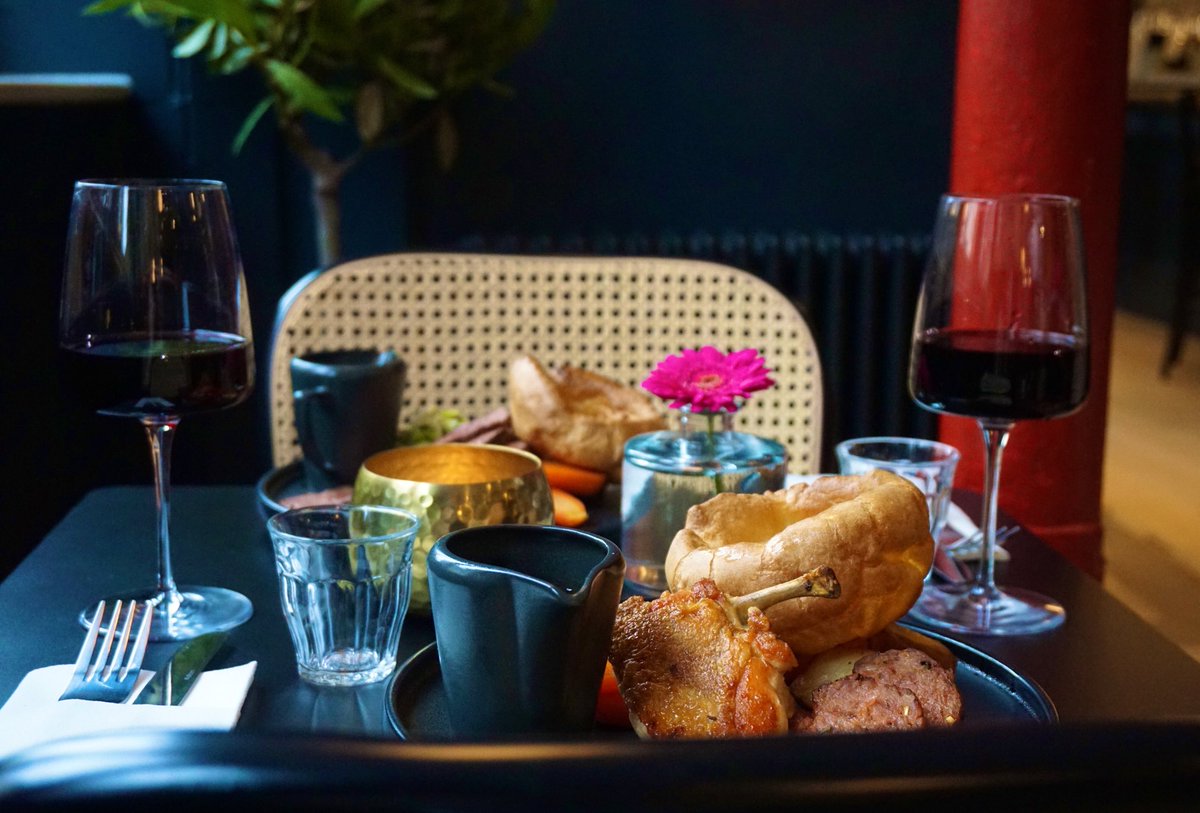 BandGlpool's tweet photo. 🍽| You can just smell the Yorkshire puddings from here 
⁠⠀
Reserve your table via https://t.co/zxEBDPnIOP  ⁠⠀
⁠⠀
#ButterflyandGrasshopper #SundayRoast #Sunday #YorkshirePudding #RoastDinner #Pub #Eatery #LiverpoolEats  #meatlovers #sundayvibes https://t.co/SIzjZDc3f4