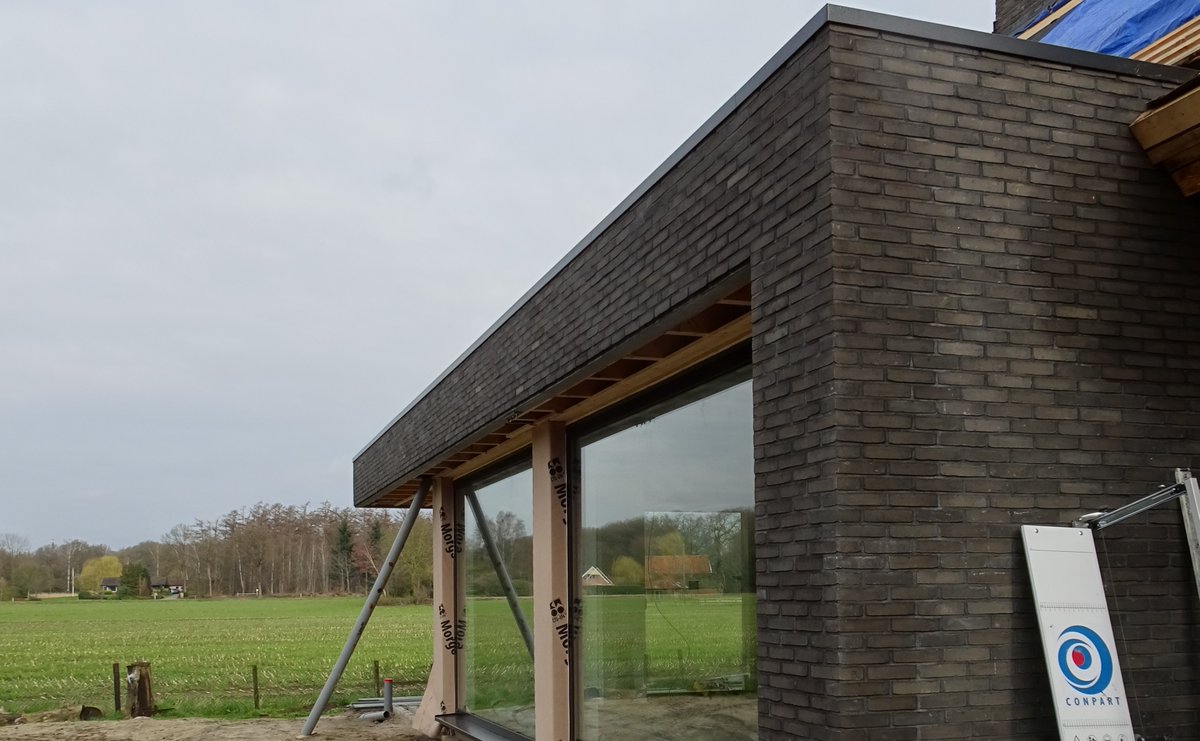 uwfundament's tweet photo. De bouw van de moderne woning in het buitengebied van Winterswijk schiet op. Het metselwerk is afgerond en er is gestart met het isoleren van de rest van de woning. #hetfundamentarchitectuur #architectuur #winterswijk #architect #bouw #woning https://t.co/INlzAZycpk