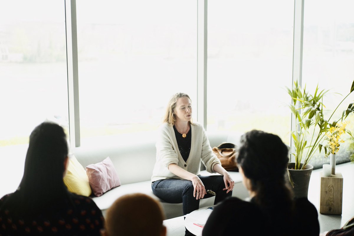 LVMH's tweet photo. Avec l’association @MindfulnesSolid, LVMH et le @SecoursPop proposent aux 50 participantes d’#UneJournéePourSoi organisée aujourd’hui à Lyon, un atelier de coaching bien-être. L’occasion pour elles de lâcher prise. 
#LVMH https://t.co/L4GecMN0pM