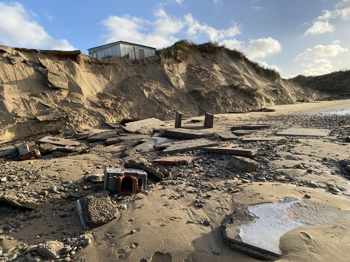 SpiersBe's tweet photo. Les dégâts causés par les grandes marées à #Tardinghen sont impressionnants  : recul de la dune de 15m, destruction de nombreux cabanons et chalets de plage... la plage est parsemée de débris de toutes sortes... #2Caps #littoral https://t.co/5SandBrruK