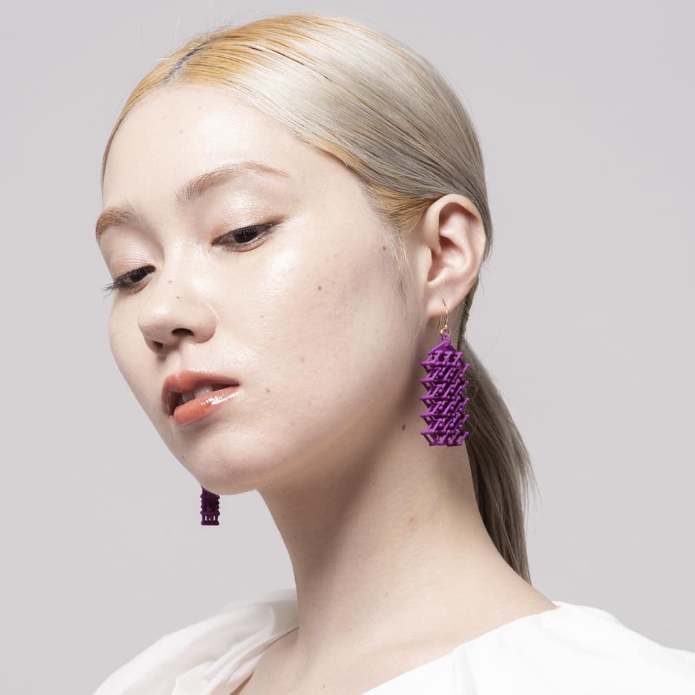 JacquardProduct's tweet photo. @tinyrightbrain makes incredible 3D-printed jewelry, which she then dyes with Jacquard #iDyePoly. Because the material is a type of nylon, it takes the dye extraordinarily well. Did you know you can dye all sorts of plastic objects with iDye Poly? These are so beautiful, Betty! https://t.co/2KFAXVGMXy