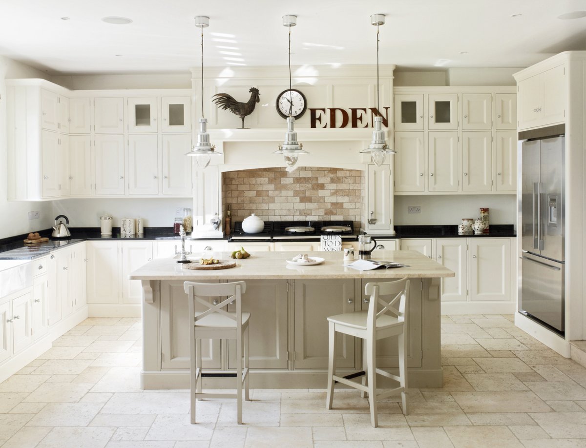 THROWBACK THURSDAY! We're looking back at one of our favourite kitchens this week, a beautiful hand-painted design full of traditional features. rencraft.co.uk/project/tradit… #kitchendesign #kitchendesigner #countrykitchen #bespoke #traditionalkitchen #tunbridgewells #kent #sevenoaks