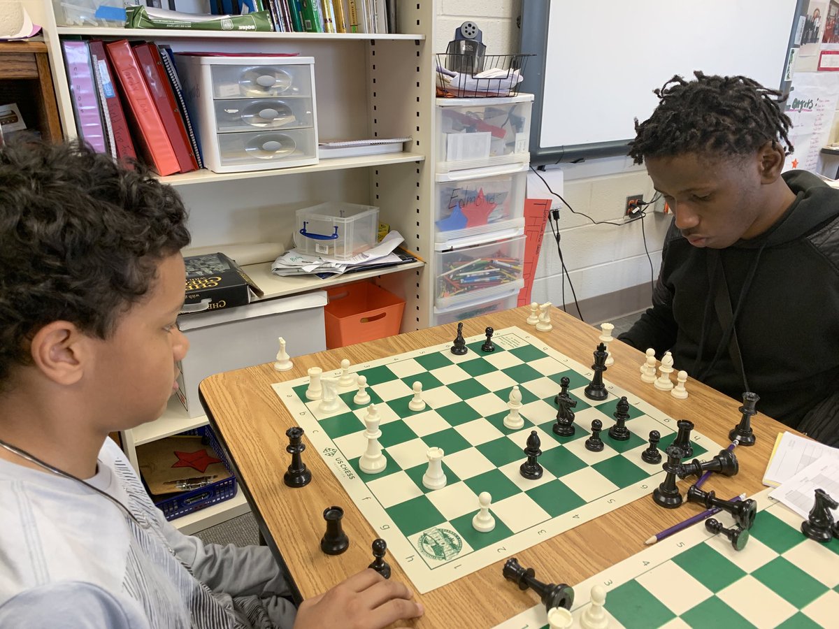EdmondsChess's tweet image. Price Chess Team sharpening our openings for the state tournament. ⁦@APSPrice⁩ ⁦@PBS_Atlanta⁩