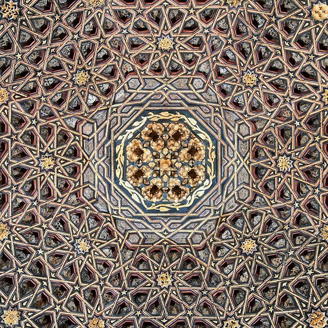 RaimbertE's tweet photo. Plafond du salon oriental, provenant du palais des Ducs de Maqueda construit au XVième siècle à Tolède, composé de 3600 pièces polychrome.
#igerstours #igersfrance #igers #igers_opengallery #touraine #indreetloire #valdeloire #instatours #chateau #chate… https://t.co/0L4NYXNH0A https://t.co/E2j347HPs0