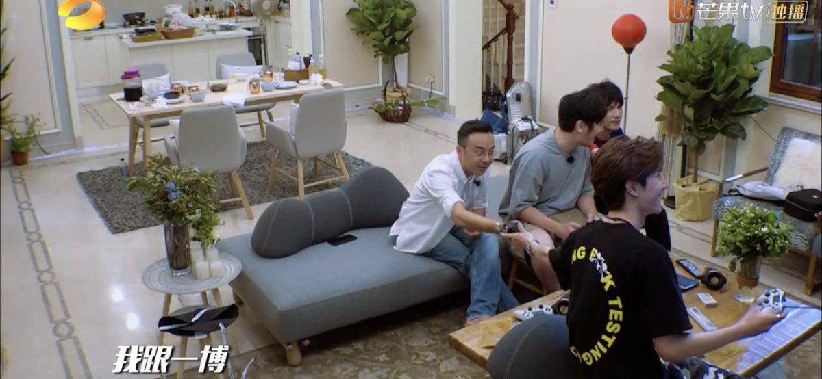wang han, qian feng and da zhangwei playing video games to spend time with yibo.