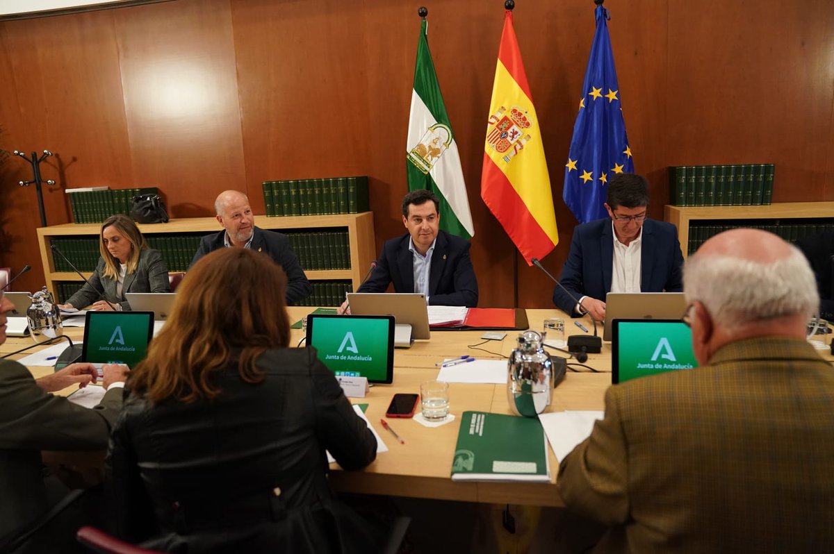 JuanMa_Moreno's tweet photo. Vamos a adoptar todas las decisiones necesarias para responder al #Covid_19, con rigor y la máxima coordinación institucional.

Tras el Comité de seguimiento, anunciaré nuevas medidas para reforzar la prevención, especialmente en el ámbito educativo. Calma y confianza. https://t.co/MyFB1YPGce