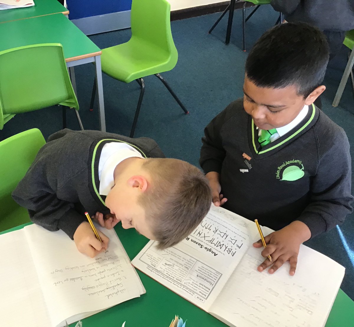 LindenRDAsh's tweet photo. @LindenRDAsh #LindenHomework #anglosaxon #runes
Deciphering each other’s messages that were completed for homework.
They were very good at reading runes! https://t.co/MyG2YnI4CT