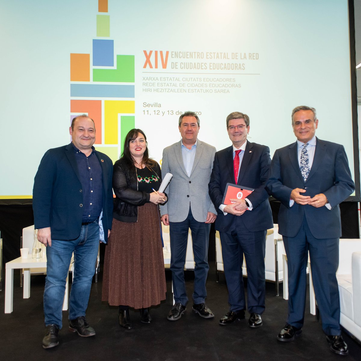 RECESevilla's tweet photo. Hemos hablado de #ciudadeseducadoras con @carlosruiztwitt, @NoemiMendez,@JuanEspadasSVQ
 y Juan Mª Aburto, ciudades compartidas, sostenibles, diversas e inclusivas. Ciudades que fomentan la participación y el sentido de pertenencia y que se desarrollan desde la corresponsabilidad https://t.co/UIy1tTaRTG