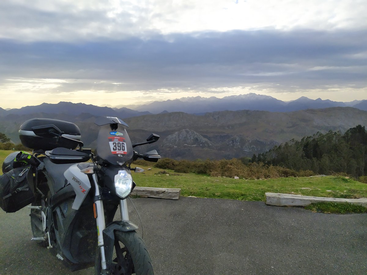 Mizar07's tweet photo. Esta semana he vuelto de mi viaje de 18 días y 4000 km en #MotoEléctrica por el noroeste de la península!

Una experiencia inolvidable totalmente descarbonizada x parajes espectaculares.

#Dato: 25€ en recargas para recorrer 3900 km y consumo medio 6 kWh/100 km

#Descarbonizate https://t.co/LHvCgNLVez