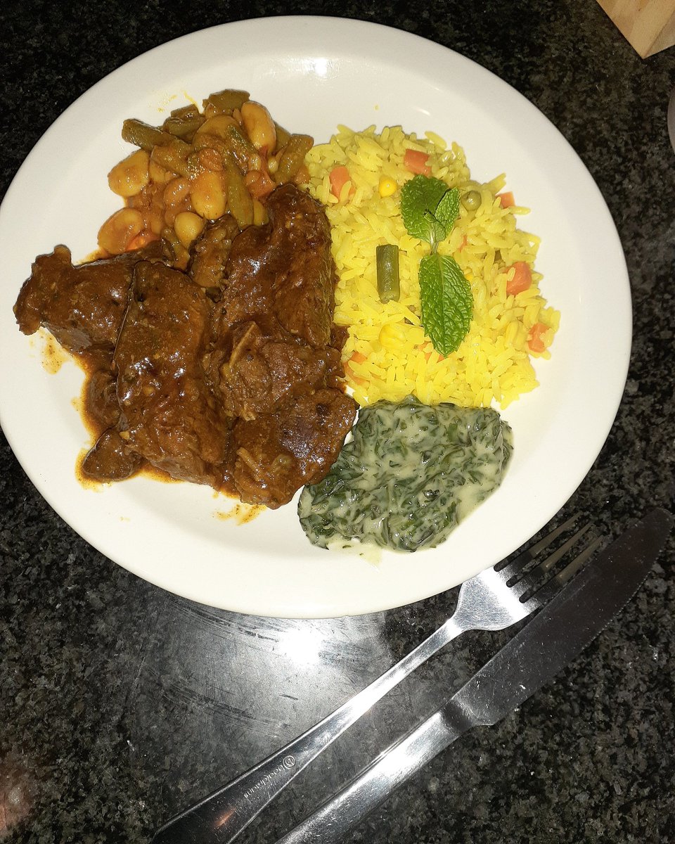 TboyMP's tweet photo. Can your boyfriend?🙈😜😛 Thee #boyfriendable one #kitchenforeplay #stewbeef #creamspinach #homecookedmeal #MelekoYaBatho https://t.co/hUREdqwzwW