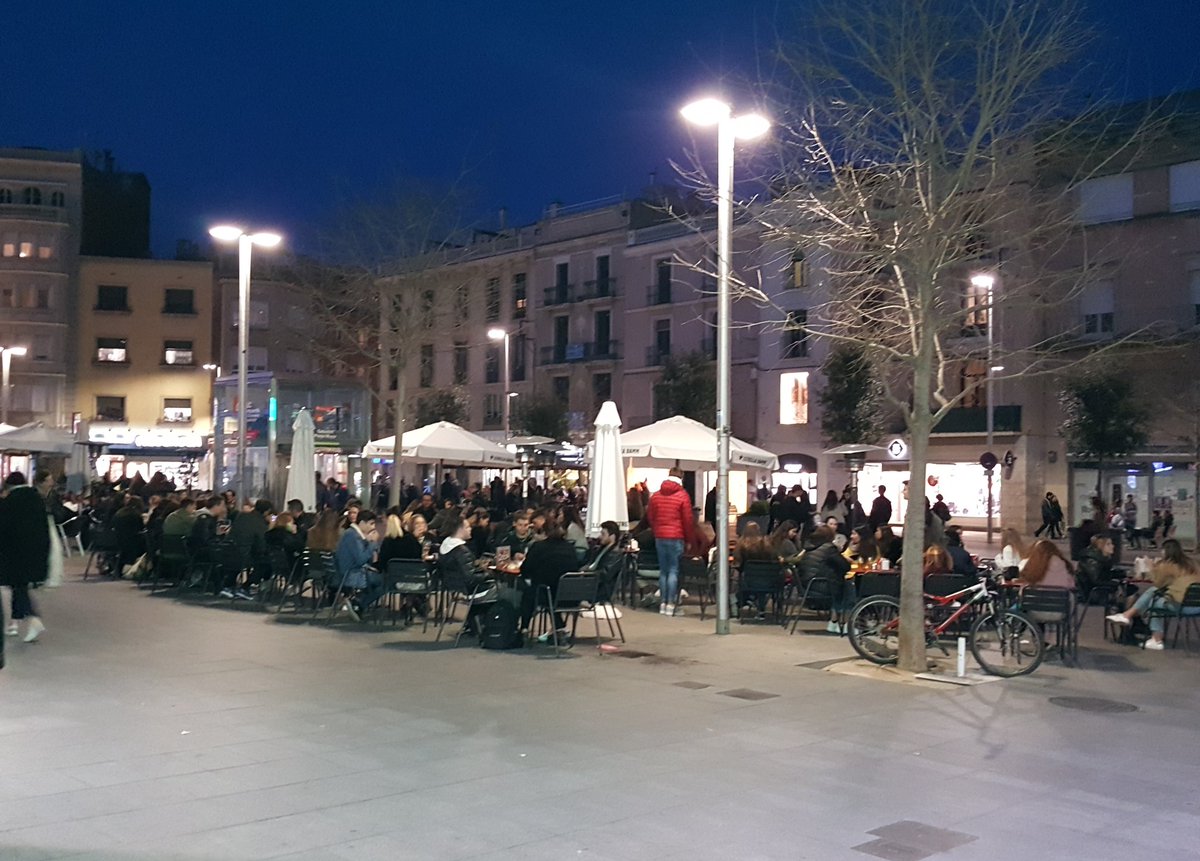 CulmaduSER's tweet photo. Si no ens quedem a casa confinats, si creiem que els nens tenen 15 dies de vacances i que fotin el què vulguin, si ens hem de quedar a casa surto a sopar fora, ens passarà EXACTAMENT igual q els italians.
Irresponsables.
Així està el Passeig ara mateix. ⬇️ https://t.co/Du7hArOzqR