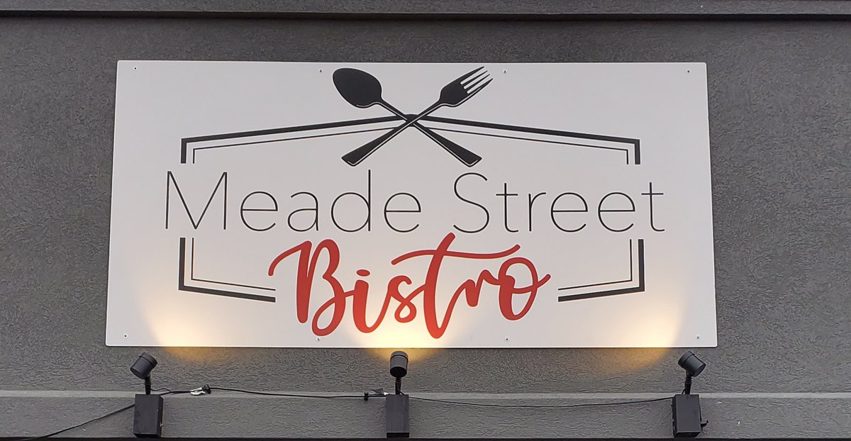 943JackFM's tweet photo. Lunch with Woody for you and some friends @ the Meade St Bistro in Appleton.  Sign up to win: https://t.co/fUeoZjyrrQ https://t.co/REw3fXoQY3