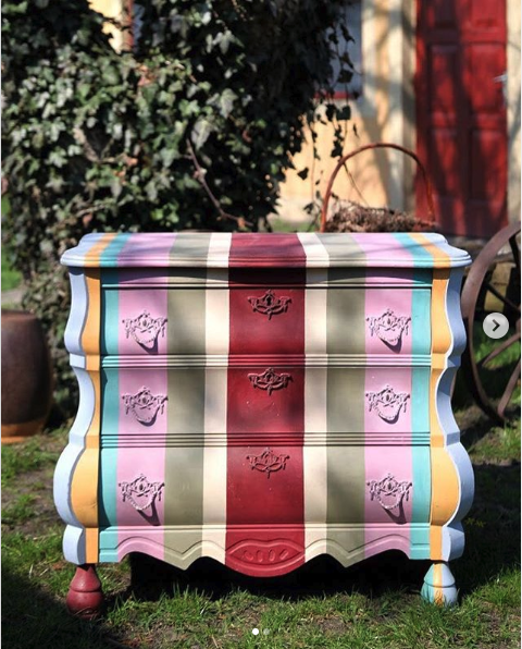 chalkpaint's tweet image. instagram.com/monikadzieciol… used fun and unexpected Chalk Paint® colour clashes to create this striped design. Burgundy in the middle flanked by Old Ochre, Chateau Grey, Henrietta, Provence, Arles then Louis Blue. We love. 

#AnnieSloan #ChalkPaint #OldOchre #ChateauGrey