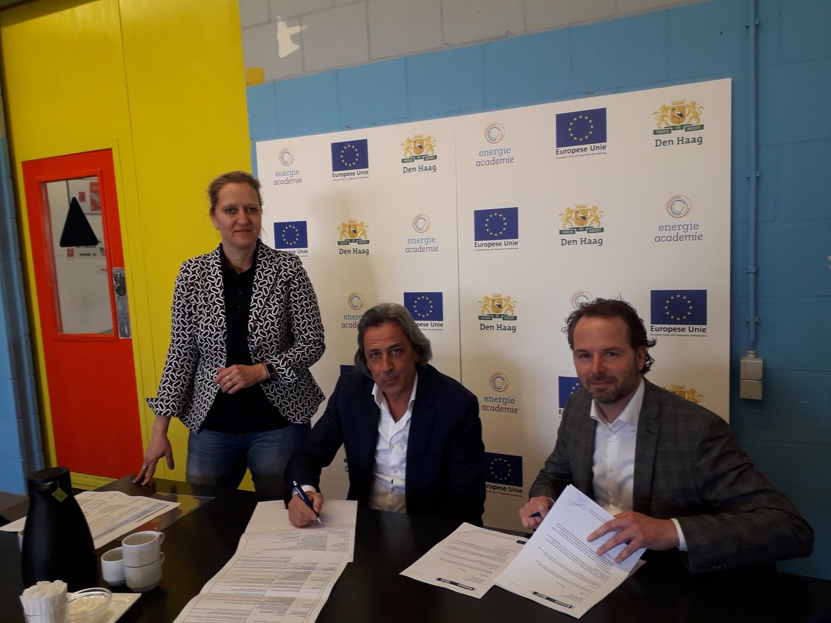 Een mooi moment vanmorgen bij <a href="/EAcadamie/">Energie Acadamie</a> !
<a href="/DonneBax/">Donne Bax</a> als founding father en nu directeur/bestuurder van de <a href="/EAcadamie/">Energie Acadamie</a> ondertekent de overeenkomst met de Europees Fonds voor Regionale Ontwikkeling. En in 1 maand al 46 jongeren in opleiding. Dus ook nog veel impact !