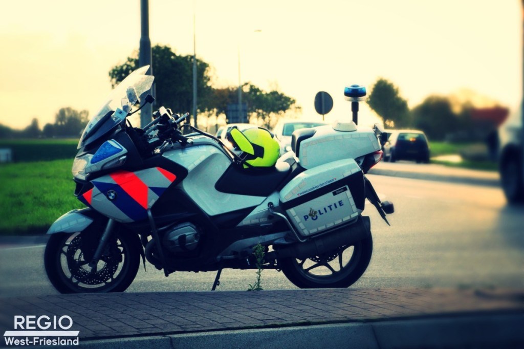 Bestuurder rijd door na aanrijding met letsel; politie zoekt getuigen..