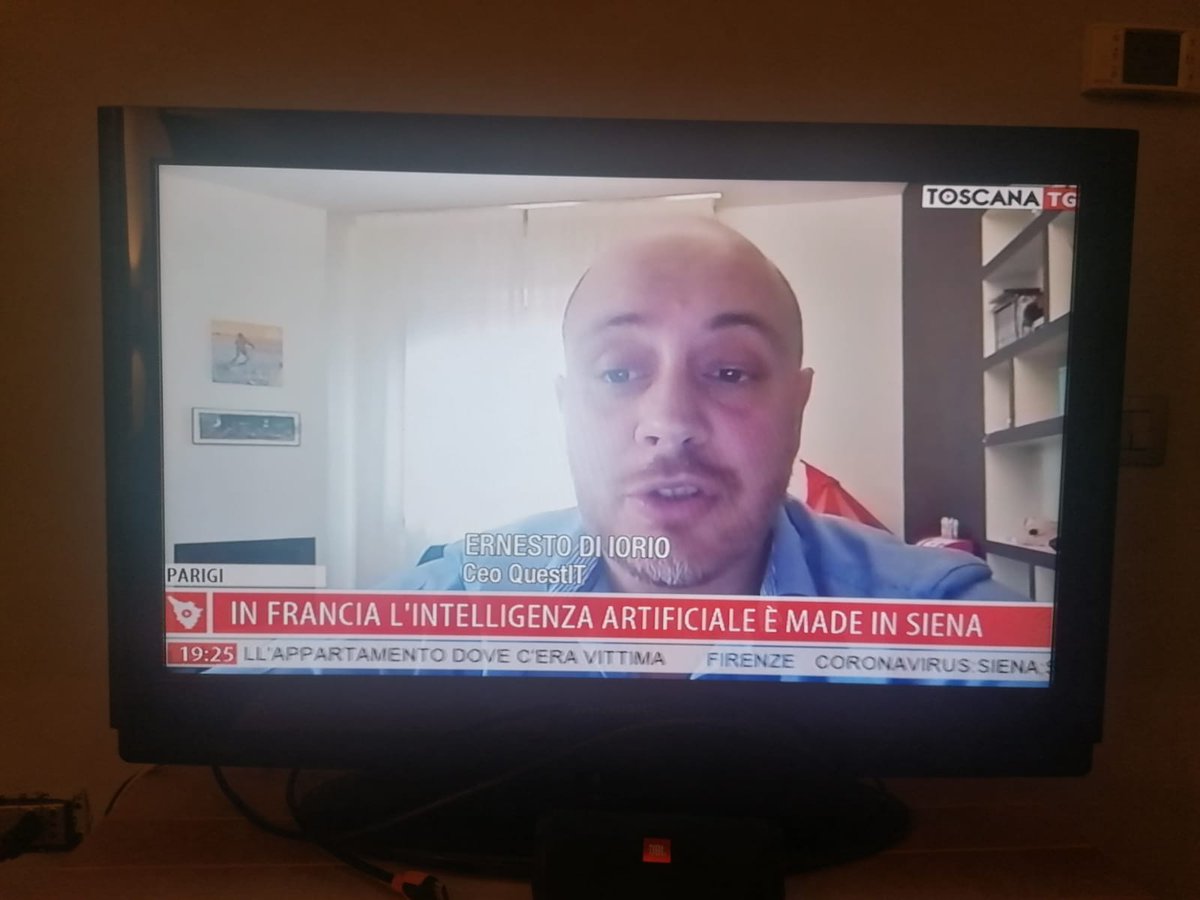 QuestIT_Siena's tweet photo. In diretta da @Toscana40379335, canale 18, con il nostro CEO, Ernesto Di Iorio, per parlare di Sophia. L'#intelligenzaartificiale made in #Siena è arrivata fino in #Francia, in uno dei poli tecnologici più innovativi di Europa @Sophia50ans #ArtificialInteligence #virtualassistent https://t.co/xXGBhTqWsy