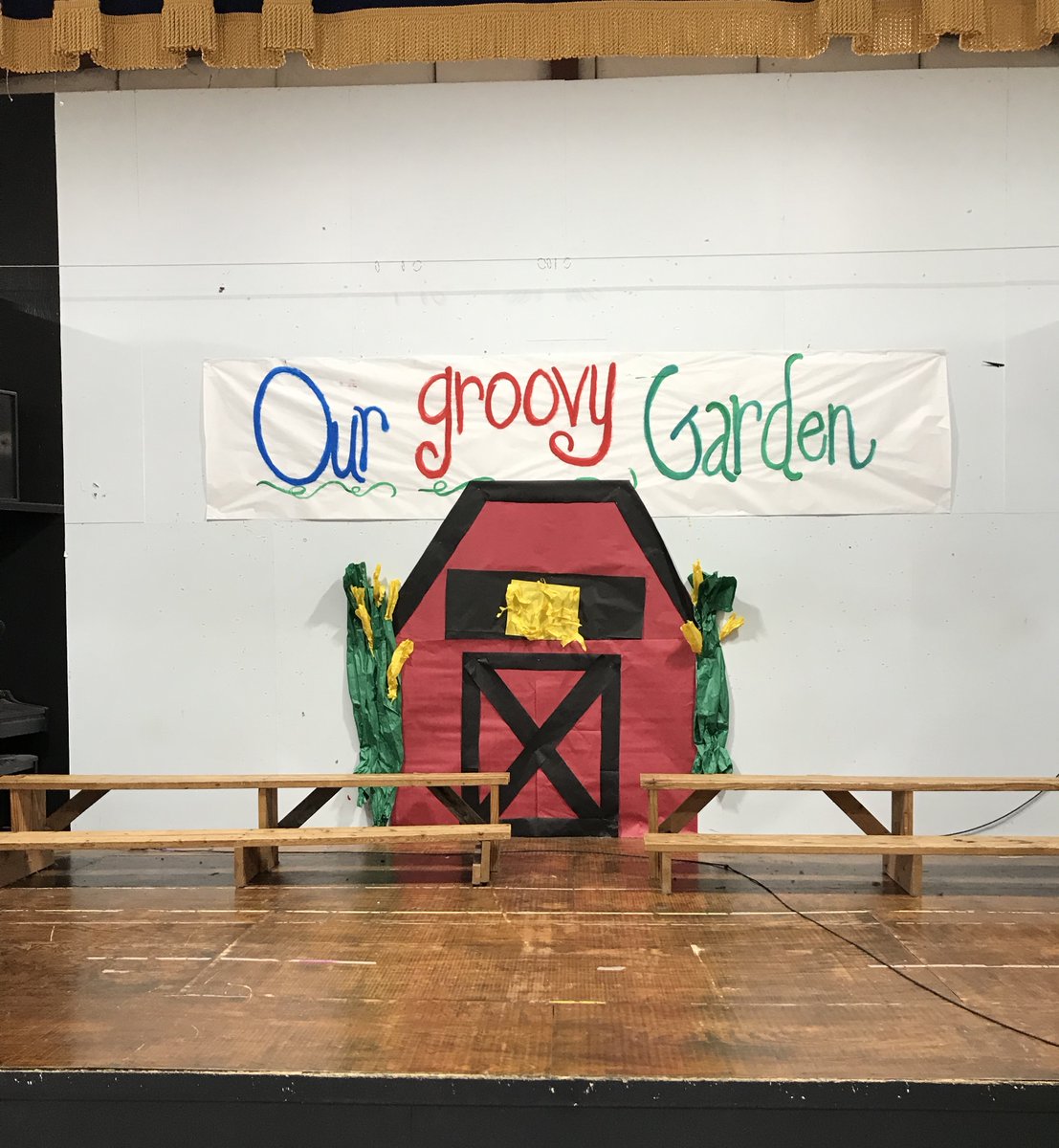 CESIndians's tweet photo. We've got one groovy garden for you tonight at CES! Come see the 2nd grade perform "How Does Your Garden Groove?" tonight at 6:00. Many thanks to Jodi Vandiver and Morgan Wyatt for decorating the stage!
#STEAM
#colbertcountyschools
#cherokeeelementaryschool https://t.co/7pQjUVWQAF
