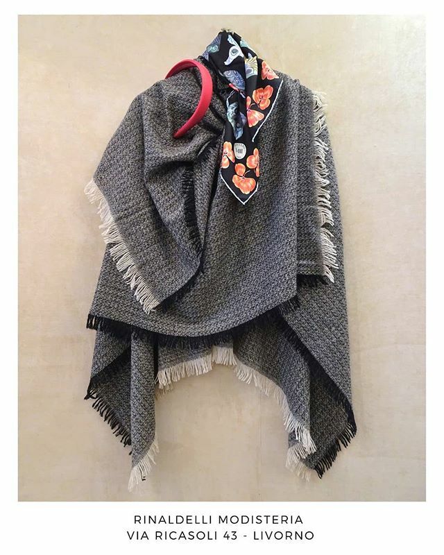 Rinaldelli1930's tweet photo. Andiamo avanti con le nostre cose belle, come questa mantella in lana pura melange Cristina Chiti, piccolo foulard in seta pura Mantero e un cerchietto in raso rosa corallo...
Tutto made in Italy ❤️ #madeinitaly #mantella #foulard #accessories #accessori… https://t.co/G8Zitghh5P https://t.co/urYLCyOoTA