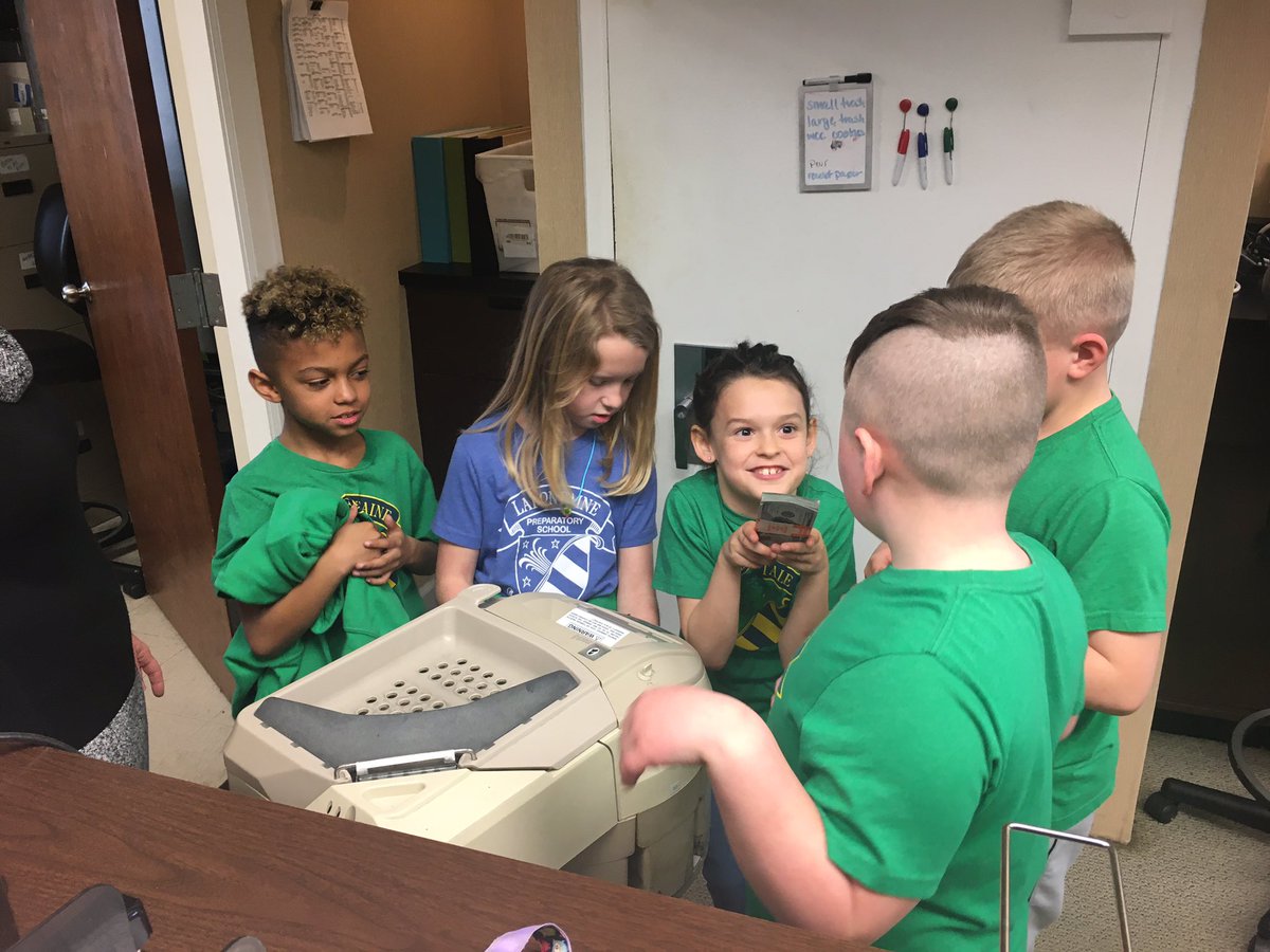 MsFaehr_LPS's tweet photo. At the bank 2nd graders got to see inside of the safe, hold $5,000 cash, use the coin counting machine, send the tube out to cars, and type on an old type writer! https://t.co/mwJuFOSlSf