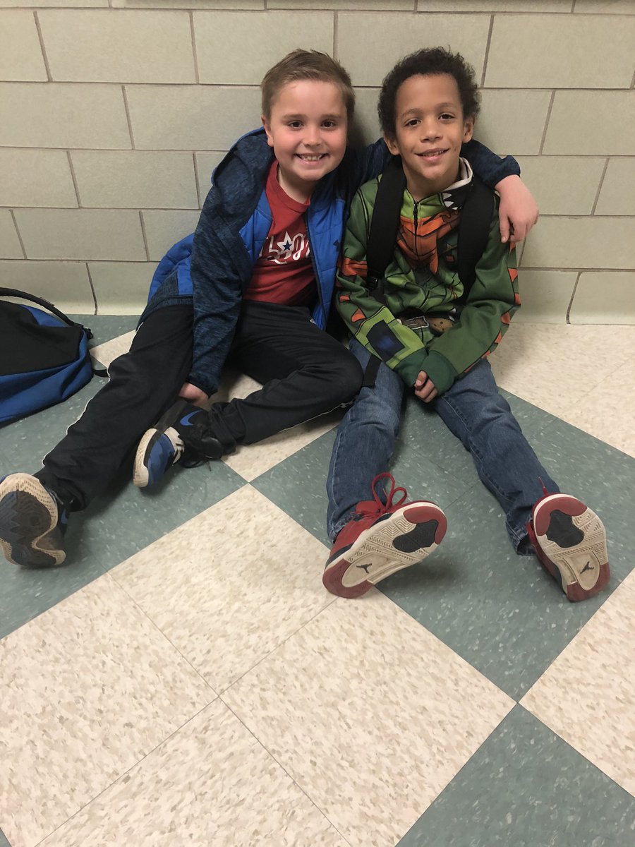 MrsReedCCMS's tweet photo. When your students look like this while they wait for their teacher to arrive 🥰😊🤩...#starsofsecond #friendship @CLSD_Schools @cwelementary https://t.co/iOITyPqtFu