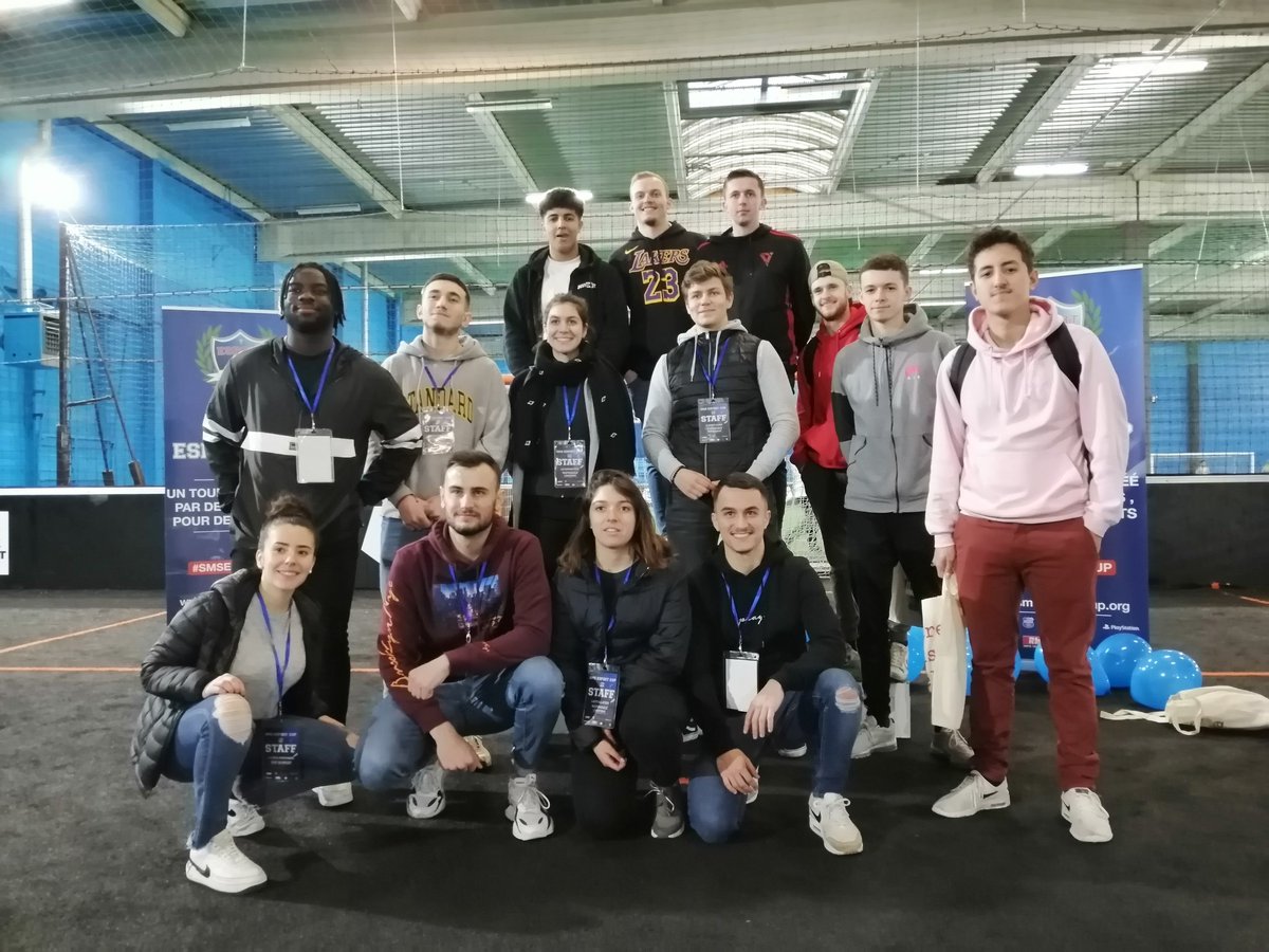 HugoRV_'s tweet photo. Qualifié pour la phase finale à Paris ✅ après mon parcours lors de la @SMSESPORTCUP de la @esportcupLens !!
Content d'y aller avec le crack @SneazzyFIFA pour défendre notre région ⚔
Big up au frérot meilleur coach FR @PtitTane ❤
#VGY ⚪🔴 https://t.co/H1MDzLdxs7