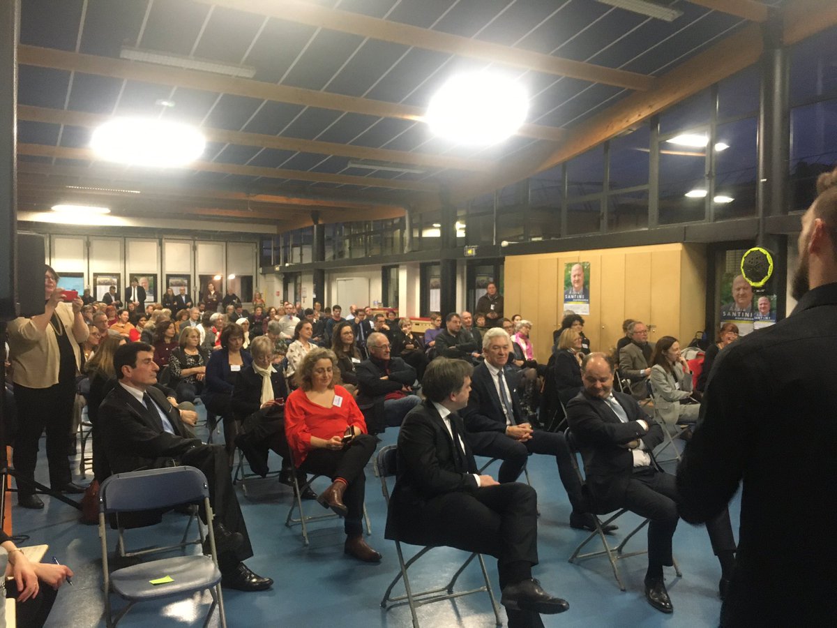 RE_Issy's tweet photo. Salle comble pour la réunion publique #IssyEnsemble @Santini_2020 autour @ASantini_UDI @GabrielAttal https://t.co/P9YWGalh8r