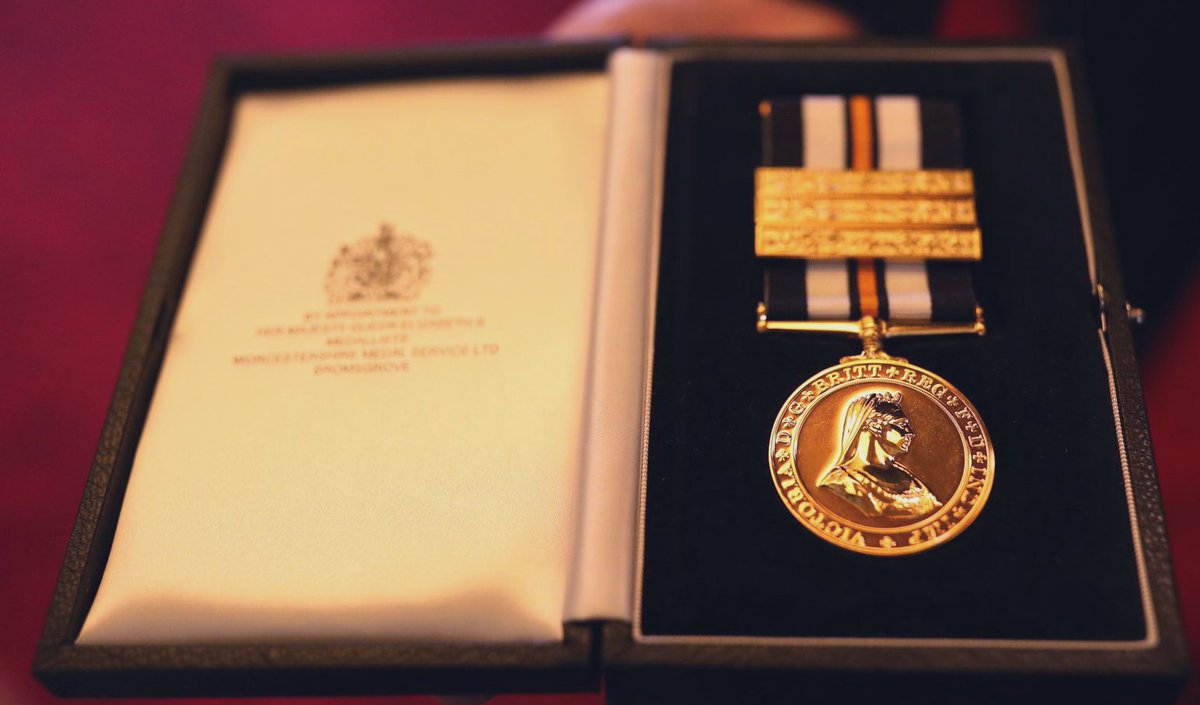 SourceVosj's tweet photo. @Stickees She’s been given the #ServiceMedal in #gold with three gilt bars. This denotes between 65 and 70 years of service. Presumably, it represents her 68+ years as #SovereignHead of the #OrderofStJohn. She was made a #DameGrandCross in 1947, though!
#OneStJohn
@StJohnsGate @RoyalFamily https://t.co/ELDBZuGqwJ