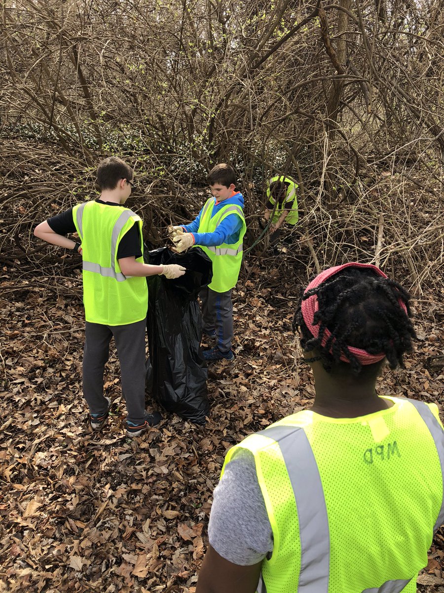 RushtonPeters's tweet photo. Rushton sixth graders are Cleaning up Mission before going on break. #WeAreRushtonStars #theSMSD #Rushton5121 #rushtonpta https://t.co/QlUu85gqvC