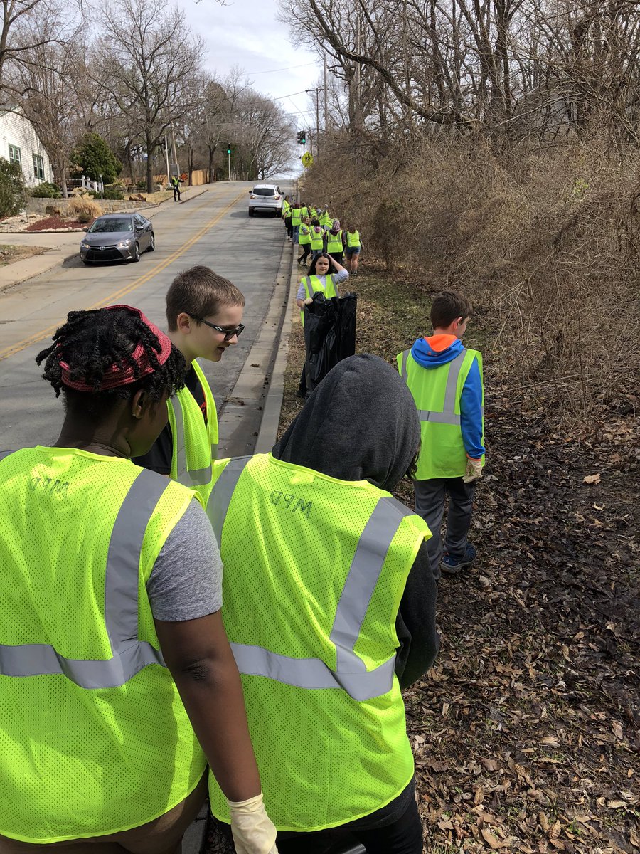 RushtonPeters's tweet photo. Rushton sixth graders are Cleaning up Mission before going on break. #WeAreRushtonStars #theSMSD #Rushton5121 #rushtonpta https://t.co/QlUu85gqvC
