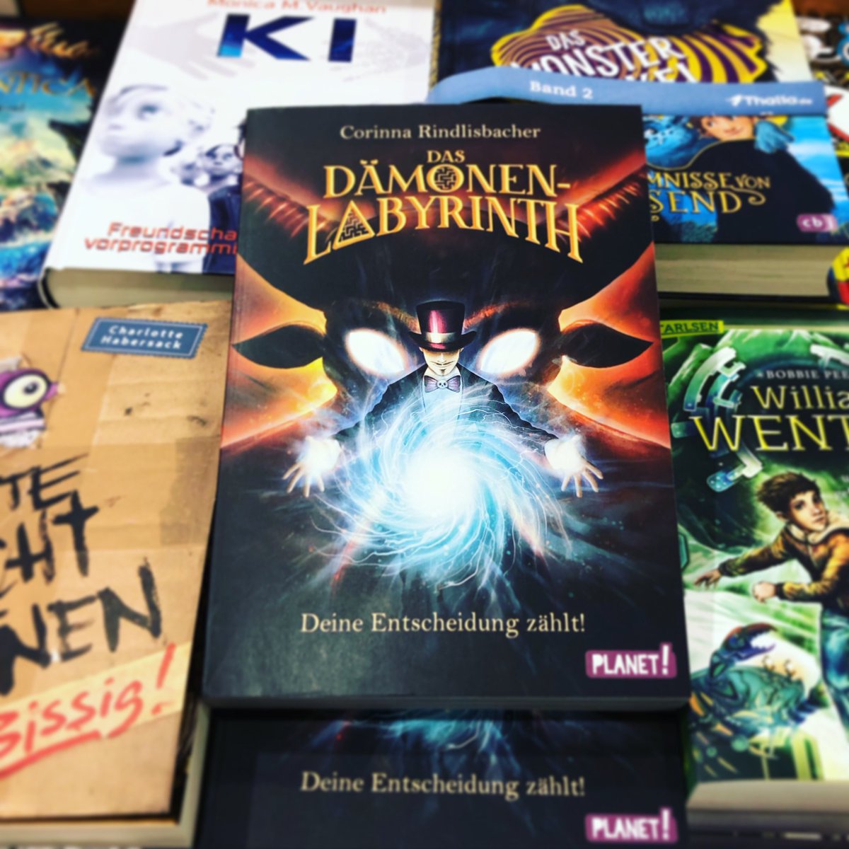 lemonbits's tweet image. Bleibt zu Hause und lest ein Buch! Zum Bsp. mein »Dämonen-Labyrinth« (Spielbuch, 10-99 J.): lesen, rätseln, mitdenken, Hinweise sammeln, Entscheidungen treffen und geschickt an Dämonen vorbeitricksen. 🤔 Allein oder zum Vorlesen und gemeinsam Raten. #sbm20