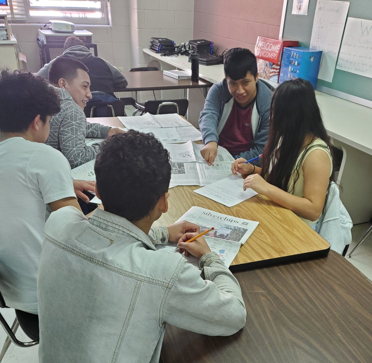 MsEleyELD's tweet photo. #esolstudents reading @Silver_Chips and answering questions in #academiclanguage. https://t.co/HbvCsV7jea