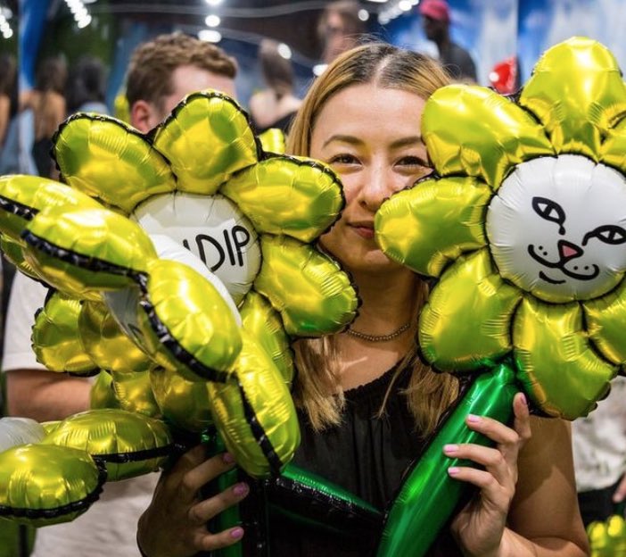 GetaPopUp's tweet photo. Streetwear brand, #RIPNDIP  opened a super creative pop-up shop and an art gallery last year to launch their spring collection. The iconic character Lord Nermal the cat were painted all over the exterior, which peaked the curiosity of pedestrians walking by 🌻🌻🌻 https://t.co/G5qjYvelzD