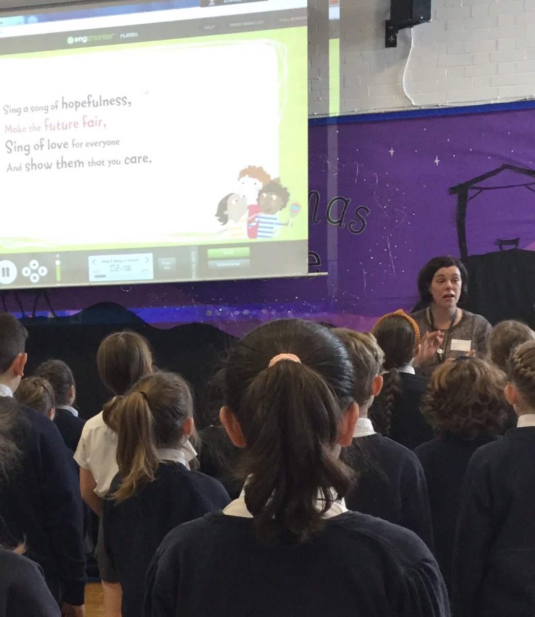HBJSCH63's tweet photo. Both of our choirs had a fabulous time rehearsing with our lovely visitor Helen, ahead of our Floral Performance. Thank you @HChetwood - we feel performance ready! 🎼🎤⭐️ #HBJSChoir #HBJSMusic @MusicalRoutes https://t.co/94PaZYaWQC