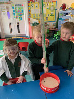 MrsGriffithMRh's tweet photo. Gwyddonwyr Dosbarth Llywelyn @MorfaRhianedd yn arbrofi heddiw! Mesur, trafod, cymharu a chofnodi  crateri ar y lleuad. Today we were Scientists in Dosbarth Llywelyn. We measured, discussed, compared and recorded our findings when making moon craters.  #gofodwyr #astronauts https://t.co/bSHjZPeDNd