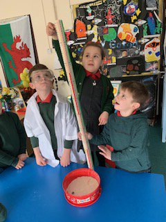 MrsGriffithMRh's tweet photo. Gwyddonwyr Dosbarth Llywelyn @MorfaRhianedd yn arbrofi heddiw! Mesur, trafod, cymharu a chofnodi  crateri ar y lleuad. Today we were Scientists in Dosbarth Llywelyn. We measured, discussed, compared and recorded our findings when making moon craters.  #gofodwyr #astronauts https://t.co/bSHjZPeDNd