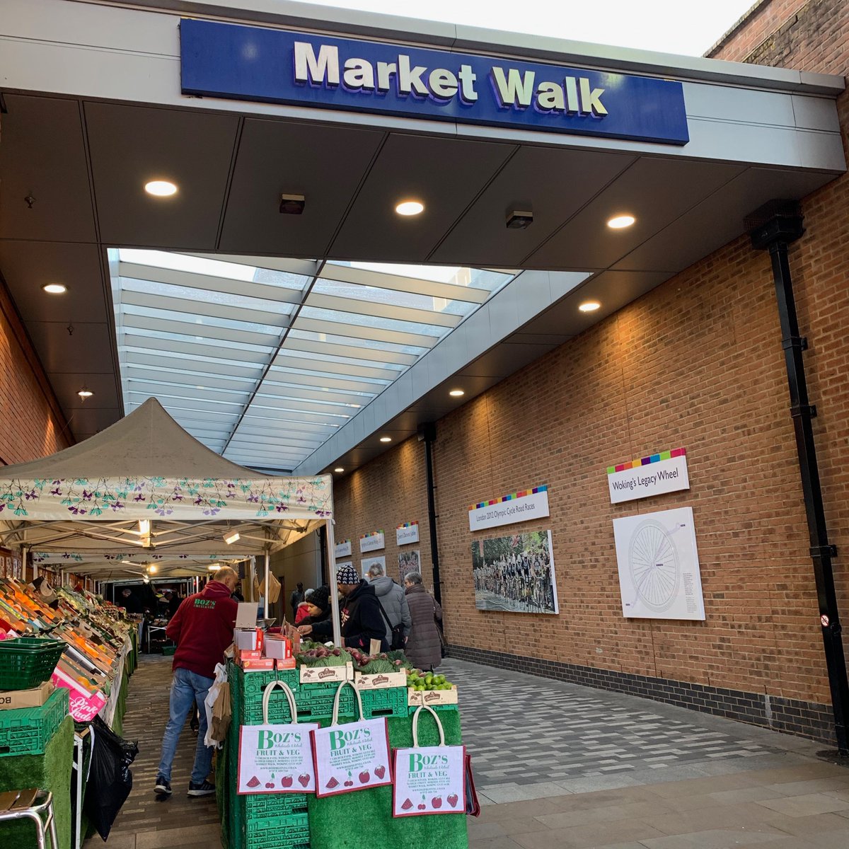 Woking_Market's tweet photo. Visit @Woking_Market this weekend for all your fresh food and produce needs! Including stalls such as 🥕🍎Boz's Fruit and Vegetable Store, 🍊Ebiere &amp; Ivan Intercontinental Foods, 🐟Woking Fisheries and more!!
👉 https://t.co/zB8EXqz4mt

#marketwalk #wokingshopping #wearewoking https://t.co/MJe7bQQgvW