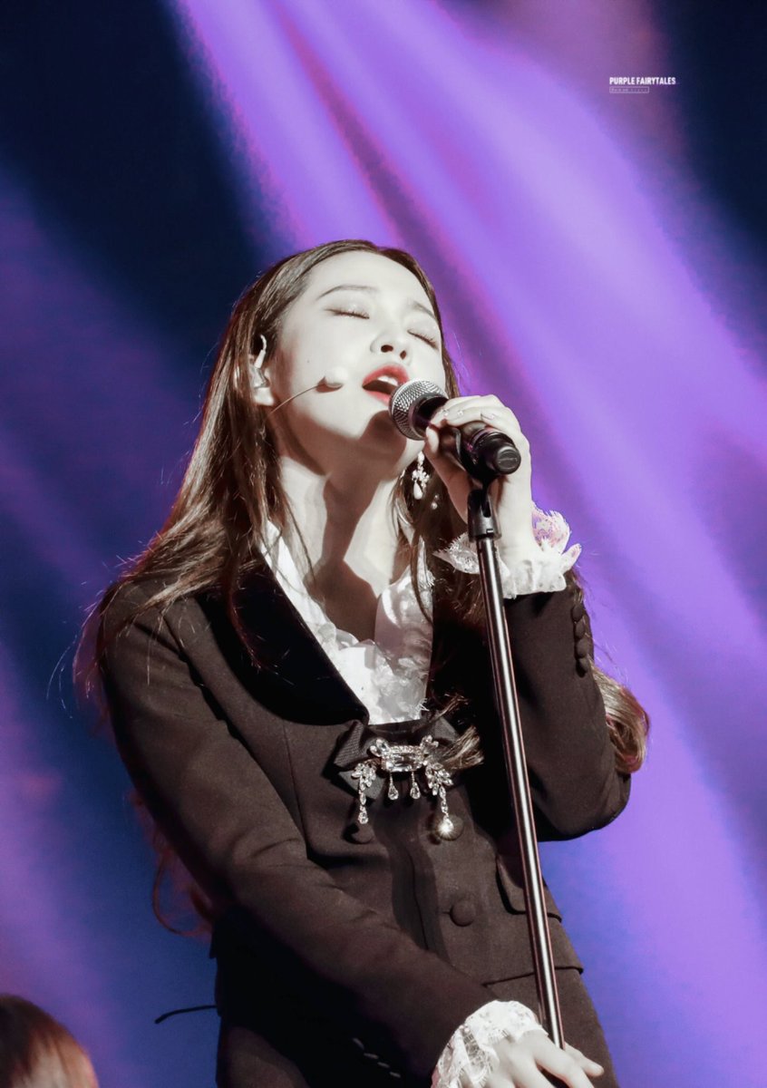 cuteyeripics's tweet photo. my favorite singer 💜 https://t.co/YIhGJdThkf