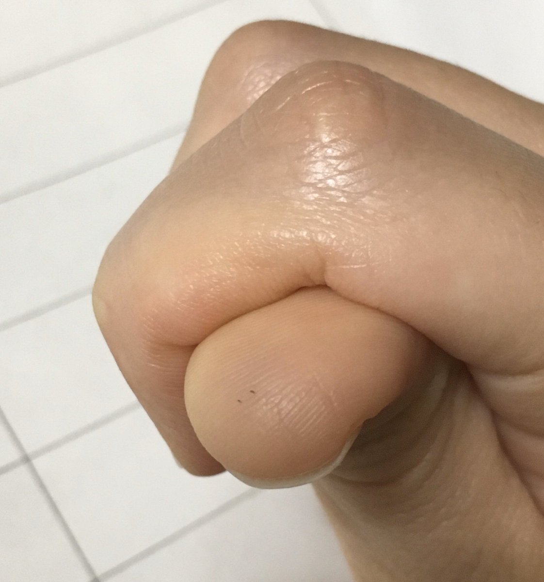 カラシアヤシマシラヤマア なんかさー 襟足バリカンで剃ったところがごわつくから気になって髪引っ張ってたら髪の毛が指に刺さってたんだけどw 髪の毛って刺さるんだ 発見 心なしか刺さってる痛みある Ww よく見ると指紋の間に刺さってる