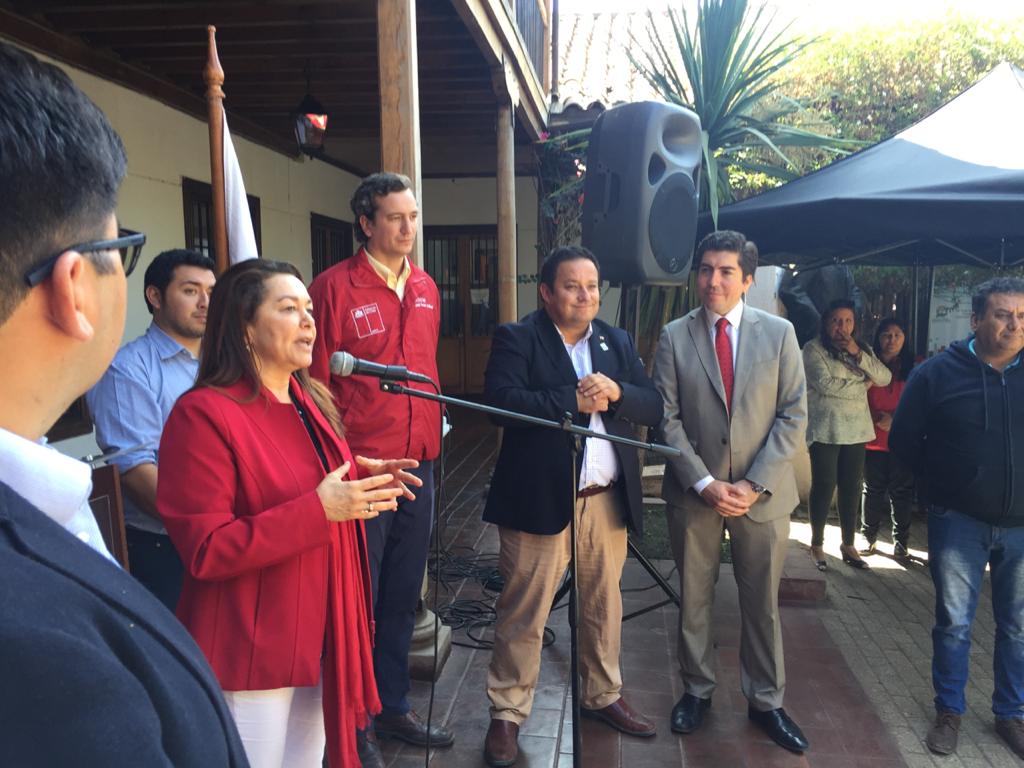 Nuestro Director Regional Onofre Sotomayor junto a la Alcaldesa de María Pinto Jessica Mualim y el Seremi de Agricultura José Pedro Guilisasti, siguen avanzando con el compromiso a nuestros Agricultores en la inauguración del Mercado Campesino en la comuna de María Pinto